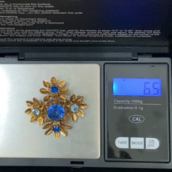 Vintage Austrian Crystal Ornate Gold Tone Filigree Blue Crystal Brooch 6.5g - Picture 11 of 15